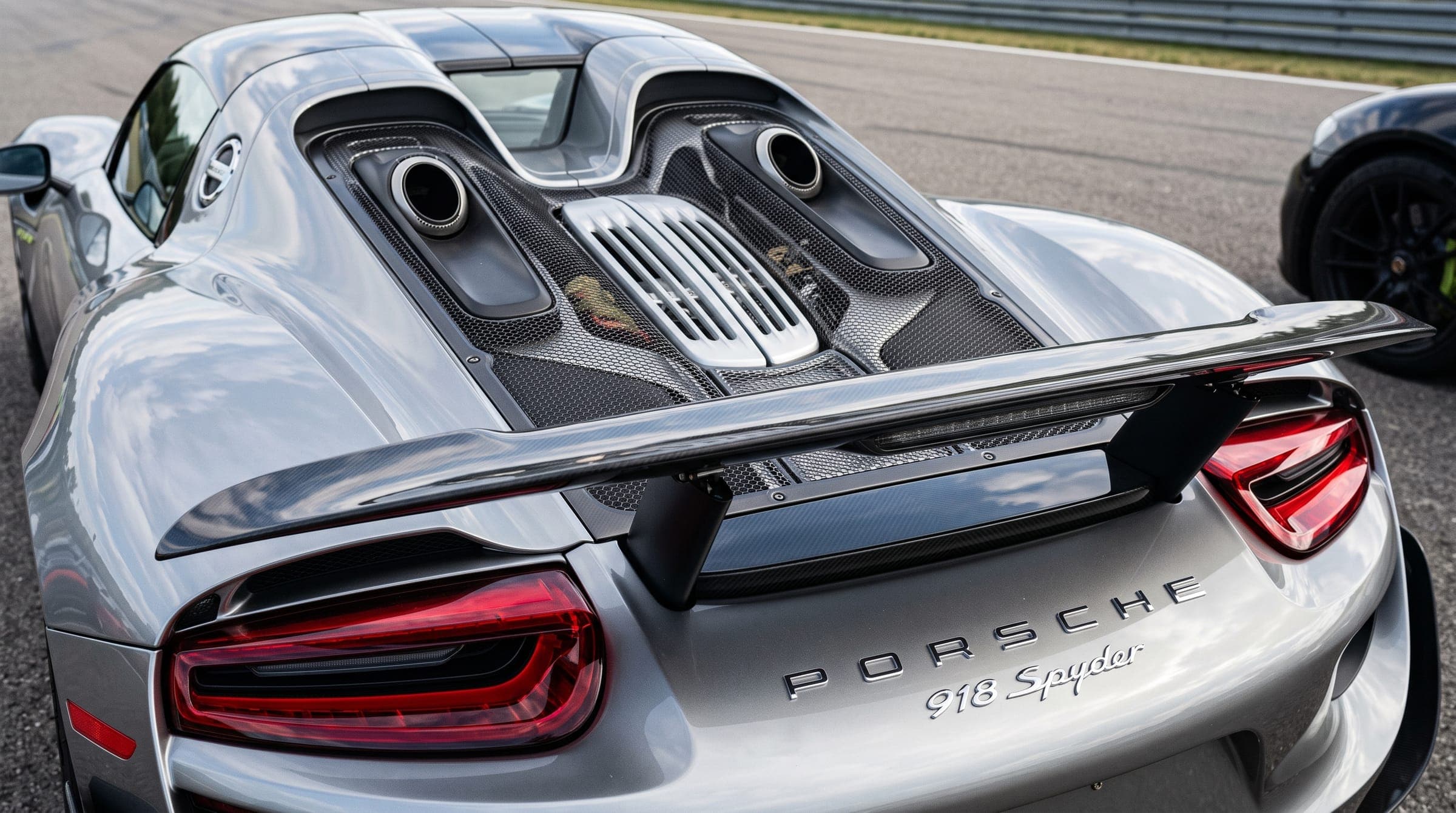 Porsche 918 Spyder rear deck with top-exit exhausts